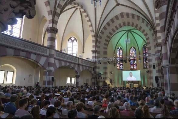 <p>Almancası Deutscher Evangelischer Kirchentag olan kongre her iki yılda bir yaz aylarında Almanya'nın farklı bir yerinde gerçekleşiyor ve on binlerce insanı dua etmek, şarkı söylemek ve inançlarını tartışmak üzere bir araya getiriyor</p>