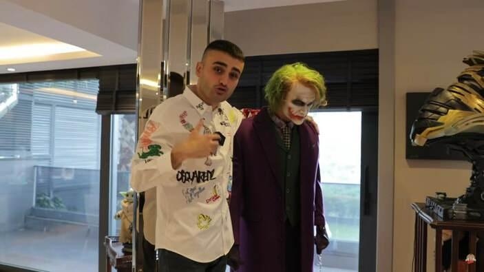 <p><span style="color:#800000"><strong>Çocukluğundan beri oyuncaklara ilgi duyduğunu belirten Özdemir'in, koleksiyonunda sayısız oyuncağın olduğu görüldü.</strong></span></p>
<p> </p>
