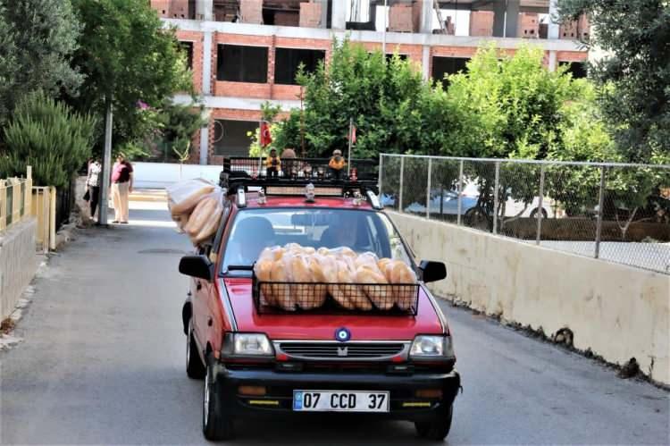 <p>Mahallede yaşayan Ayten Soytan ise, “Hocamızı her gün burada görüyorum. Sürekli burada yardımda bulunuyor. Allah kendisinden yardımcı olsun. Fakir fukara gelip ihtiyacı olanı alıyor. Bugüne kadar bir kötülüğünü görmedik. Hep yardımlarda bulunuyor” diye konuştu.</p>