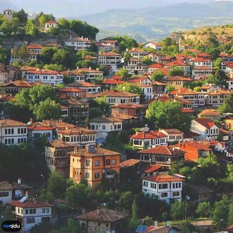 <p>“Bu illerimizdeki kira fiyatlarının doygunluk seviyesine yakın olması ve dönemsel ilgi görmesi sebebi ile yıllık ortalamasına bakıldığında, kış aylarının yaz dönemi seviyesinde seyretmemesinin getirdiği denge olduğu söylenebilir” dedi.</p>
