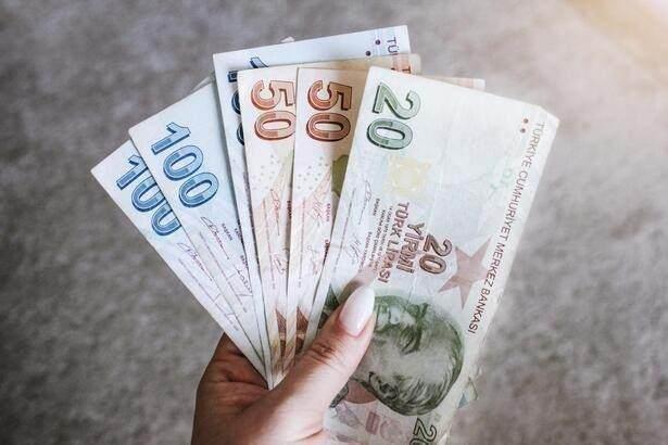 <p>Böylece 5 aylık SSK ve Bağ-Kur emekli zammı yüzde 15,26 oldu. Enflasyon farkı dahil 5 aylık memur zammı ise 13,13 oldu.</p>
<p><strong>5 AYLIK ENFLASYON: 15,26</strong></p>
<p><strong>5 AYLIK SSK-BAĞKUR ZAMMI: 15,26</strong></p>