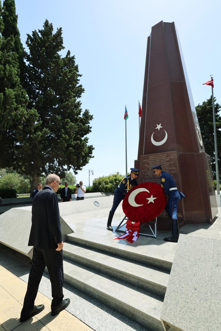 <p>Bugün ise Cumhurbaşkanı Erdoğan için Azerbaycan'ın başkenti Bakü'ye geçti.Erdoğan'ın ziyareti dolayısıyla başkent Bakü'deki Gençlik Sarayı'nda resmi tören düzenlendi.Cumhurbaşkanı Aliyev, tören alanına gelişinde Erdoğan'ı makam aracından inerken karşıladı.</p>