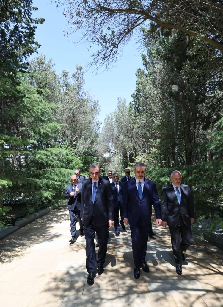 <p>Mevkidaşı Aliyev ile tören kıtasını denetleyen Erdoğan, askerleri selamladı.Tören sonunda heyetlerin takdimi yapılırken bir isim dikkat çekti.</p>
