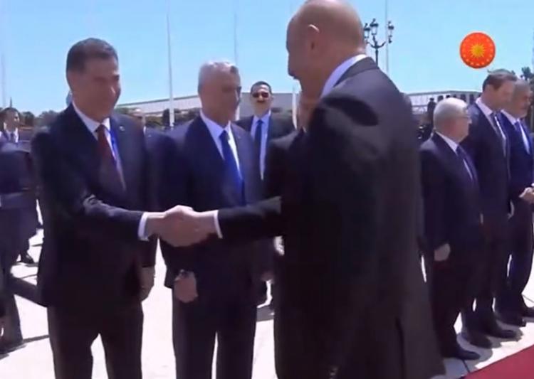 <p>Cumhurbaşkanlığı seçimlerinin ikinci turunda desteğini Cumhurbaşkanı Erdoğan'a veren Sinan Oğan da heyette yer aldı.Oğan önce Aliyev ile tokalaşmasının ardından daha sonra da Erdoğan ile selamlaştı.</p>
