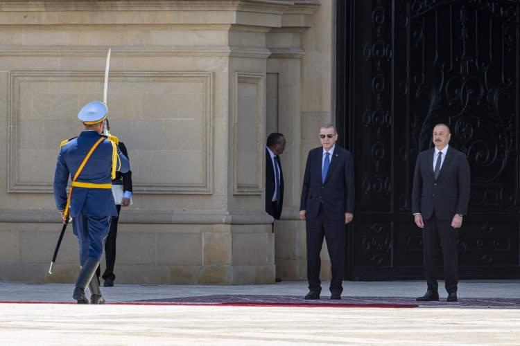 <p>Dün akşam saatlerinde Azerbaycan'a geçen Erdoğan, eşi Emine Erdoğan ile birlikte Cumhurbaşkanı İlham Aliyev ve eşi Mihriban Aliyeva akşam yemeğinde bir araya geldi.</p>