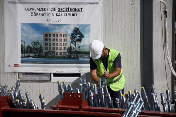 <p>Kocaeli'de yaşayan 3 gönüllü arkadaşın girişimiyle Hatay'ın Kırıkhan ilçesinde ilk etapta depremzedelerin konaklayacağı daha sonra da öğrenci yurdu olarak kullanılacak binanın yapımı sürüyor.</p>
