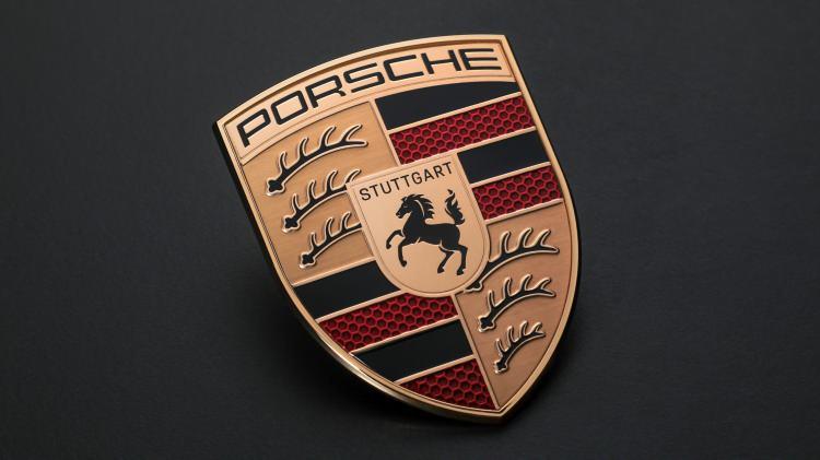 <p>Şirket, daha temiz ve daha modern tasarıma sahip rafine armanın <strong>Porsche'nin karakterini yansıttığını</strong> söylüyor.</p>
