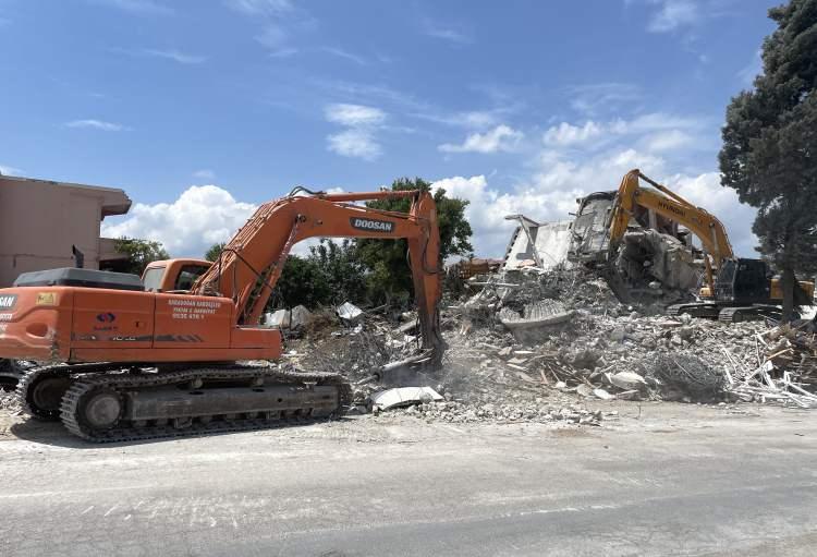 <p>Antakya, Defne, Samandağ, Altınözü, İskenderun, Yayladağı, Kırıkhan ve Altınözü ilçelerinde depremlerin ardından yıkım kararı verilen ağır hasarlı binalarda çalışma yürütüldü.</p>