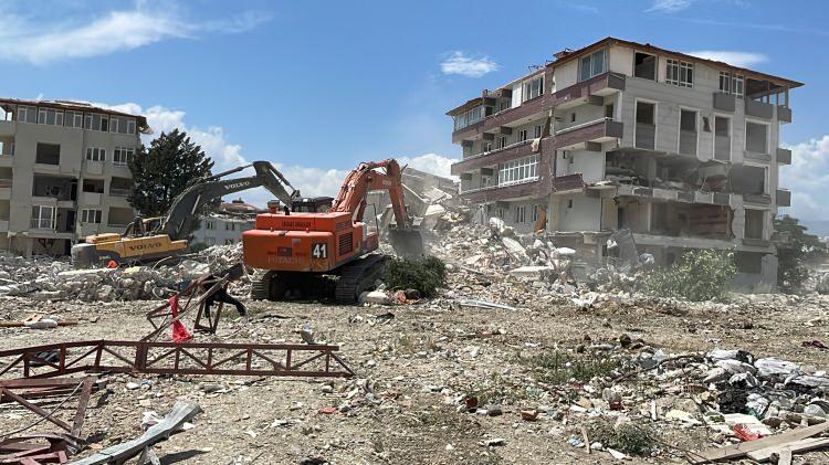 <p>Ekiplerce çevresinde güvenlik önlemi alınan binalar, kontrollü şekilde iş makineleriyle yıkıldı.</p>