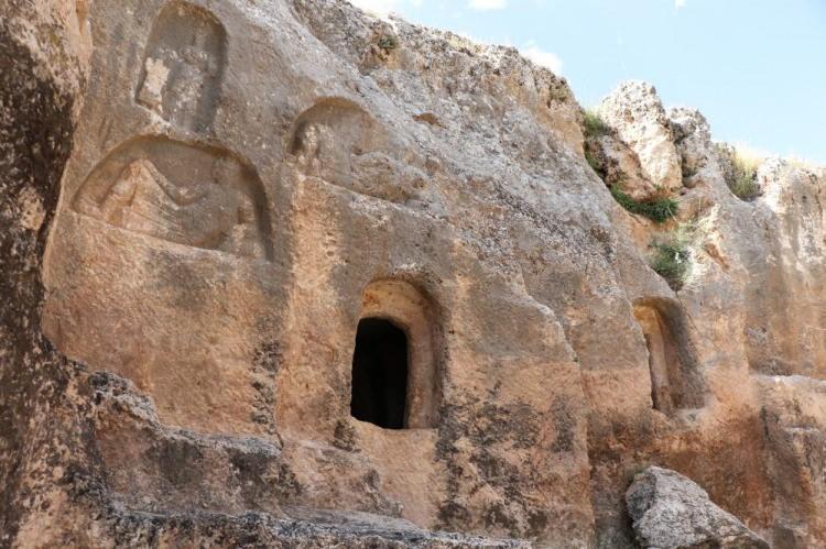 <p>Belediyesi bu taraflara ulaşım kolaylığı konusunda biraz daha kendini geliştirmeli. Böylelikle burayı gezebilecek turistler için daha da kolaylık sağlanmış olur. Gerçekten tekrar söylüyorum, muhteşem güzellikte bir yer. Her yeri tarih kokan bir yer.”</p>
