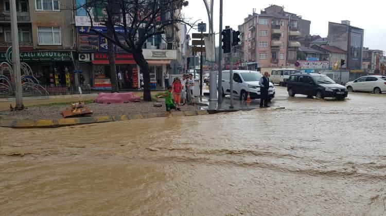 <p>Belediye ekipleri, taşkınların yaşandığı ve birikintilerin oluştuğu bölgelerde temizlik ve tahliye çalışması başlattı.</p>