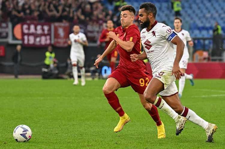 <p>Transfer çalışmalarını sürdüren Trabzonspor'da gündeme gelen son isim Fildişi Sahilili stoper Koffi Djidji oldu. Torino ile sözleşmesi sona eren 30 yaşındaki futbolcu için temaslar başladı. (FOTOMAÇ)</p>
