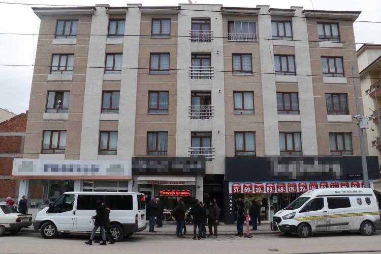 <div>'AÇIKLAMAK MÜMKÜN OLMAMIŞTIR'</div>
<div> </div>
<div>Eskişehir 5'inci Ağır Ceza Mahkemesi'nde süren davada, Zerin Kılınç'ın aile avukatı Ahmet Seyhan, yüksekten düşerek ölen Şule Çet davasında da rapor hazırlayan Erciyes Üniversitesi Tıp Fakültesi Adli Tıp Anabilim Dalı Öğretim Üyesi Prof. Dr. Çağlar Özdemir'den 'Bilimsel mütalaa' istedi. </div>