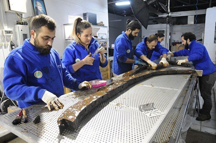 <p><strong>“BATIK SAYISI ÇOK FAZLA; İŞ AKIŞIMIZDA BİR KIRILMA VAR”</strong></p>
<p> </p>
<p>Batık sayısının çok fazla olması sebebiyle eserlerin konservasyon sürecinin uzun bir prosedür gerektirdiğini sözlerine ekleyen Prof. Dr. Kocabaş, “Batıklarda çok sayıda suya doymuş ahşap bulunuyor. Bunlar suyu dokularına çekmiş ve bozulmuş durumdalar. Bu süreçte kimyasal maddelerin bu eserler içine yavaş yavaş emdirilmesi gerekiyor. Eserleri kurutabilmek için de ileri teknolojik cihazlar kullanıyoruz. Batık sayısı çok fazla olduğu ve uzun bir prosedür olduğu için bu işlemler devam ediyor. Ama bizim önümüzü müze projesinin hayata geçirilmesi açacak. Bir müze veya çok iyi bir depo kurulmadığı için yeni batıklara geçemiyoruz. Bu anlamda iş akışımızda bir kırılma var. Eserlerin korunabilmesi adına müzenin muhakkak kurulması gerekiyor” diye konuştu.</p>