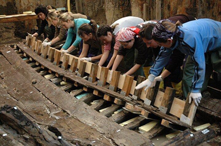 <p><strong>“AMFORALARI ALINMAMIŞ BATIK BULMAK NEREDEYSE İMKÂNSIZ”</strong></p>
<p> </p>
<p>Karada yaşanan arkeolojik talanın su altında da devam ettiğini ifade eden Kocabaş, şöyle konuştu:</p>
<p> </p>
<p>“Özellikle Akdeniz gibi sığ derinliklerde ellenmemiş, soyulmamış, üzerinden amforaları alınmamış batık bulmak neredeyse imkânsız. Karadaki define avcılığının devamı su altında da devam ediyor. İnsanlar buldukları arkeolojik kalıntıları kendi becerilerinin bir hediyesi olarak değerlendiriyor. Bu eserler insanların evlerinde, otel lobilerinde sergilendi. Dalışa yasak bölgeler ilan edilerek bu eserler korunmaya çalışılıyor. Ama bu tür yasakların define avcılarını engellemediğini de biliyoruz. Onun için daha başka çözümler bulmak gerekiyor. Özellikle sportif dalgıçlara bu kültür mirasının yerinden alınmaması gerektiğini anlatabilmemiz gerekiyor. Çünkü bir batığın günümüzle kuracağı son kanıtlar amforalardır. Genellikle amforaların altında atıklar olur. Bu nedenle amforalar toplandığı zaman o batıkları tekrar bulmak mümkün olmayabilir. Bu anlamda sadece yasaklamak yetmiyor. Bir eğitim kampanyası başlatmak gerekli diye düşünüyorum. Dalış merkezlerine çeşitli sorumluluklar vererek insanları uzak tutmak yerine bilfiil bu işin içinde yer alarak katılımlarını sağlamak gerekiyor.”</p>