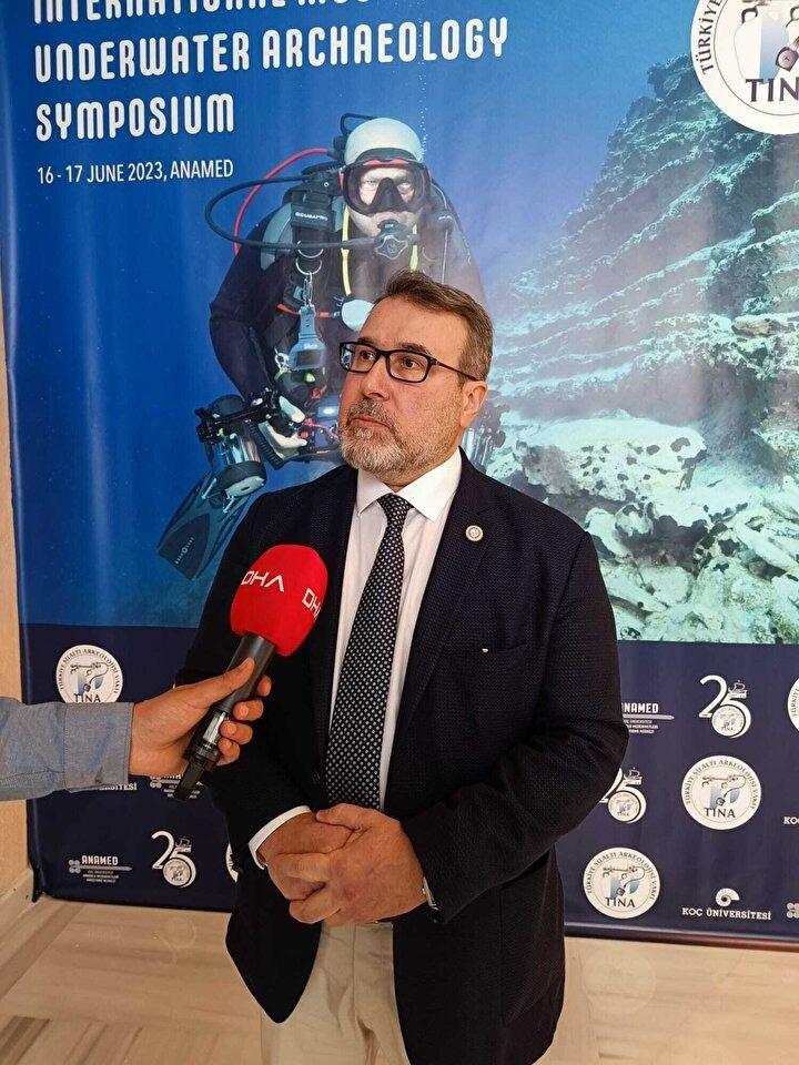 <p><strong>“TÜRKİYE’DE SU ALTI ARKEOLOJİK KAZILARI ARTACAK”</strong></p>
<p> </p>
<p>Önümüzdeki yıllarda su altı arkeolojik kazılarının artacağını ve envanterin genişleyeceğini de sözlerine ekleyen Prof. Dr. Kocabaş, “Bizim koruma mevzuatımız arkeolojik anlamda değerli olan batık gemilere ve tarihi batıklara dalışa müsait değildi. Ancak son yıllarda çıkan yeni yasalarla bu batıkların gezilebilir hale getirilmesi hedefleniyor. Mesela bunlardan bir tanesi Çanakkale’de yer alan 1’inci Dünya Savaşı’ndan kalma tarihi Gelibolu Batıkları dalış turizmine açıldı. Yakında arkeolojik batıklara bu tür sportif dalışların belli kurallar çerçevesinde yapıldığını daha sık duyacağız” şeklinde konuştu.</p>
