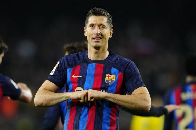 <p>İspanya La Liga<br />
<br />
Barcelona forması giyen Robert Lewandowski, ilk sezonunda toplam46 müsabakada 33 gole imza attı. Bayern Münih formasıyla üst üste yaşadığı şampiyonlukların yanı sıra 7 kez de gol kralı olan Polonyalı forvet, İspanya’da da ilk sezonunda bu başarısını sürdürdü. Lewandowski, lig şampiyonluğu ve İspanya Süper Kupa zaferinin yanında 34 lig mücadelesinde 23 golle krallık tacını taktı.</p>
