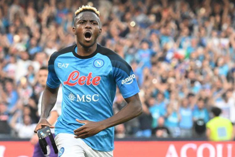 <p>İtalya Serie A<br />
<br />
Napoli’nin Nijeryalı forveti Victor Osimhen, 33 yıl sonra kazanılan şampiyonluğun mimarlarından oldu. Osimhen, 26 golle gol krallığında zirvede yer aldı. 24 yaşındaki forvet, tüm kulvarlarda ise 39 maçta 31 kez ağları sarstı.</p>
