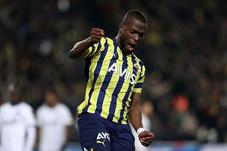 <p>Spor Toto Süper Lig<br />
<br />
Sezonu ikinci sırada tamamlayan Fenerbahçe’de Enner Valencia, gol kralı oldu. Ekvadorlu forvet, sezon boyu krallık koltuğunda otururken, 31 lig maçında 29 gole imza attı. Valencia, takımıyla Türkiye Kupası şampiyonluğu yaşadı.</p>
