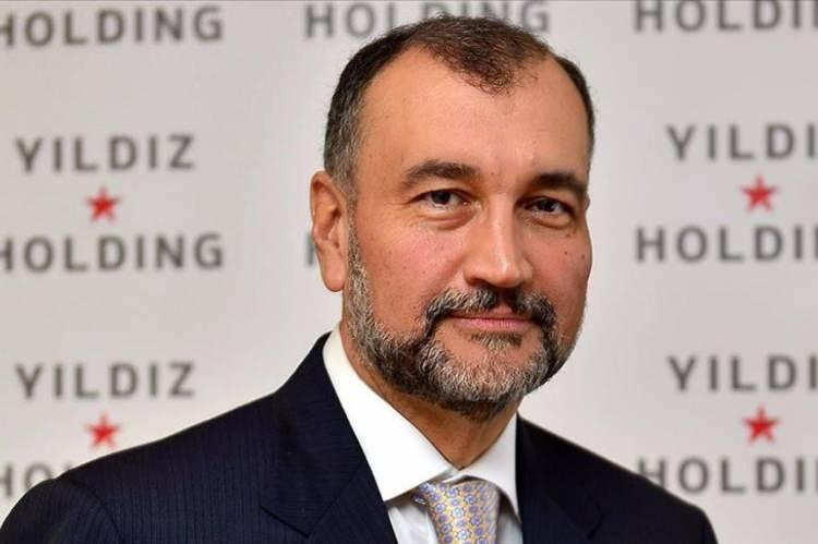 <p><strong>2- Murat Ülker</strong><br />
<br />
Türkiye'nin en zenginleri listelerinde sıklıkla adı geçen Murat Ülker 2022 yılında listemizde 1. sıradaydı fakat bu sene 2. sıraya yerleşti. Sanayi ve ticaret alanında faaliyet gösteren Murat Ülker, Ülker ailesine mensup ve Ülker Gıda Grubu ortaklarındandır. Ayrıca kendisi Yıldız Holding yönetim kurulu başkanlığı görevini sürdürmektedir. Güncel listelere göre serveti 5 milyar dolar civarındadır.</p>