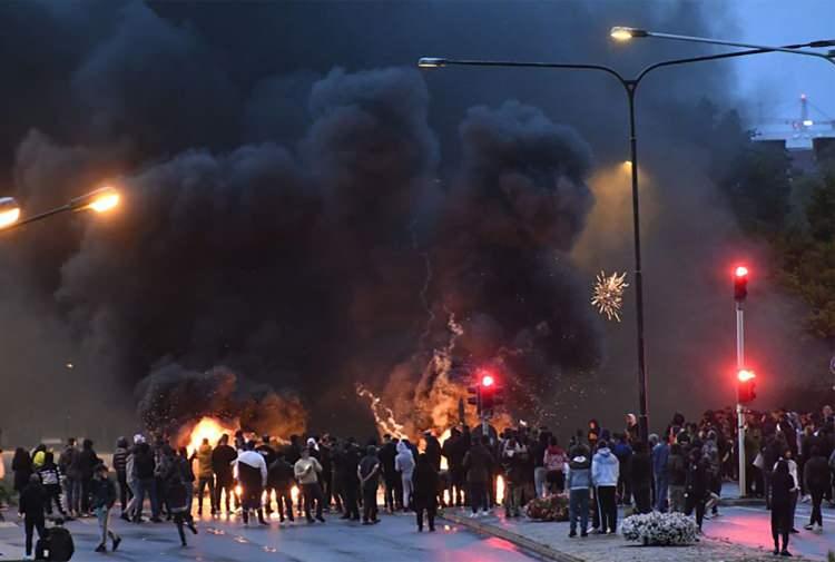 <p>İSVEÇ'TE GERÇEKLEŞEN KUR'AN-I KERİM YAKMA EYLEMLERİ</p>
<p>İsveç'te aşırı sağcı politikacı Rasmus Paludan'ın Kur'an-ı Kerim yakması büyük tepkilere yol açmıştı.</p>
<p> </p>
<p> </p>