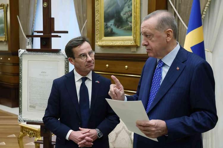 <p><strong>İSVEÇ BAŞBAKANI: ARTIK İŞ TAMAMEN TÜRKİYE’YE BAĞLI</strong></p>
<p>İsveç Başbakanı Ulf Kristersson, ülkesinin NATO'ya katılım süreci hakkında, ülke olarak şu anda çok tehlikeli bir durumda olduklarını belirterek, "Artık iş tamamen Türkiye'ye bağlı, Türkiye'nin vereceği karara da son derece saygı duyuyorum." değerlendirmesinde bulunmuştu.</p>
