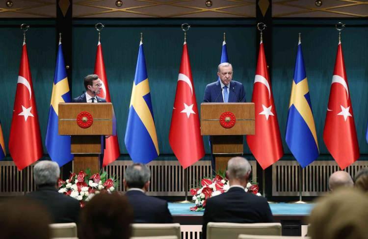 <p><strong>ORTAK DAİMÎ MEKANIZMA ÇARŞAMBA TOPLANIYOR</strong></p>
<p>Türkiye, İsveç ve Finlandiya arasında NATO’nun Madrid’de 2022 Haziran ayında düzenlediği zirvede oluşturulan ortak daimî mekanizma dördüncü toplantısını 14 Haziran’da Ankara’da yapacak.</p>
<p> </p>