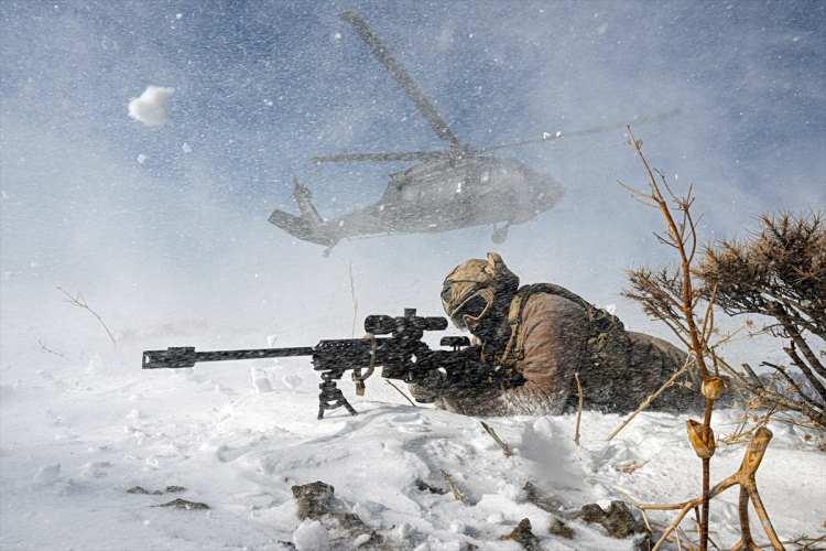 <p>Van'da terör örgütü PKK'ya ve kaçakçılara yönelik başarılı operasyonlar gerçekleştiren İl Jandarma Komutanlığı ekipleri, geçen yıl 150'nin üzerinde sığınak tespit etti, çok sayıda silah, binlerce fişek, yüklü miktarda yaşam malzemesi ele geçirdi. Başta terörle mücadele olmak üzere, yasa dışı geçişlerin önlenmesi, düzensiz göçle mücadele, uyuşturucu ve kaçakçılığın önlenmesi, suçluların yakalanması konusunda 7 gün 24 saat esasıyla görev yapan jandarma ekipleri, teknolojinin tüm imkanlarını kullanarak bölgenin huzur ve güvenliği için çaba gösteriyor. Yüksek tepelerde, derin vadilerde, kayalık alanlarda olumsuz hava koşullarına rağmen görevlerini aksatmayan jandarma timleri, teknolojinin de her türlü imkanını kullanıyor. </p>