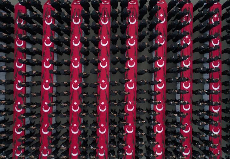 <p>Bursa'daki Işıklar Jandarma Astsubay Meslek Yüksekokulu Komutanlığında, 2019-2020 eğitim öğretim yılında intibak eğitim safhasını tamamlayan bin astsubay adayı öğrenci ant içti.</p>