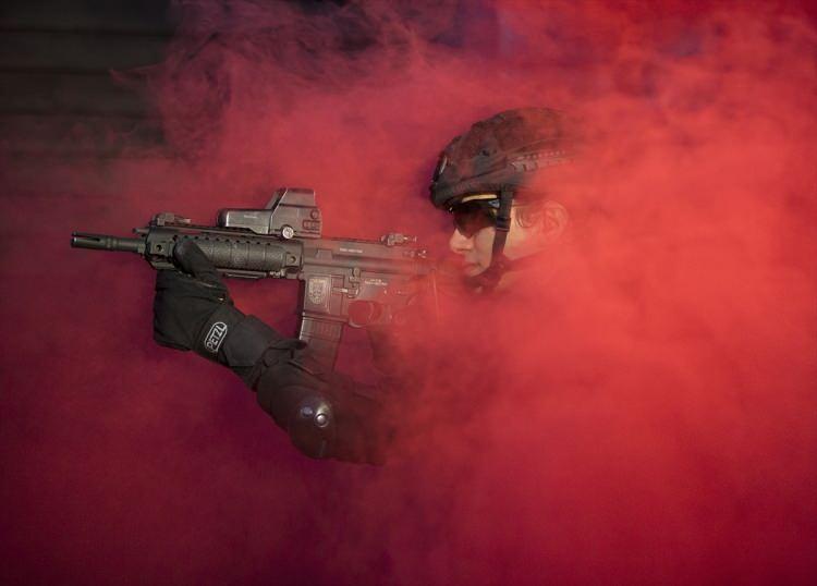 <p>Jandarma Komando Özel Asayiş Komutanlığının (JÖAK) kadın subayları yaptıkları zorlu görevlerle "Kadının isteyip de başaramayacağı bir şey yoktur." mesajını veriyor. Aldıkları zorlu eğitimlerin ardından gösterdikleri başarılar ve kurtardıkları hayatlarla Jandarma Genel Komutanlığının gururu olan kadın jandarma personeli, erkek meslektaşlarıyla omuz omuza büyük bir özveriyle görev yapıyor. </p>