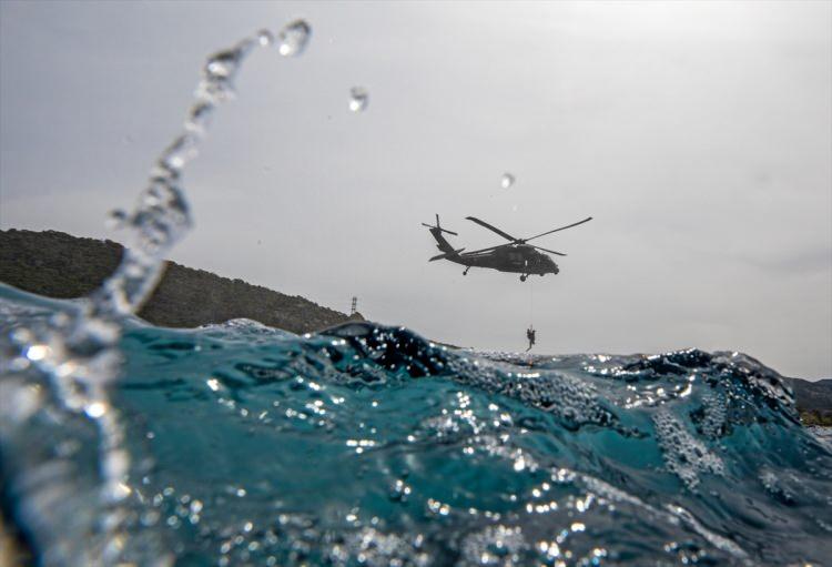 <p>Foça Jandarma Komando Okulu ve Eğitim Merkezi Komutanlığı tarafından 3 ilde düzenlenen kursa katılan komandolar, nefes kesen eğitimlerle zorlu görevlere hazırlanıyor. Kara, deniz, hava safhasıyla İzmir, Ankara ve Kayseri'de düzenlenen "Jandarma Komando İhtisas Kursu"na katılan subay ve astsubaylardan oluşan komandolar, operasyonlar öncesinde zorlu bir eğitim sürecinden geçiyor. Anadolu Ajansı (AA) ekibi, "ihtisaslı komandoların" Ege Denizi'nin derin sularındaki zorlu tatbikatını görüntüledi.</p>