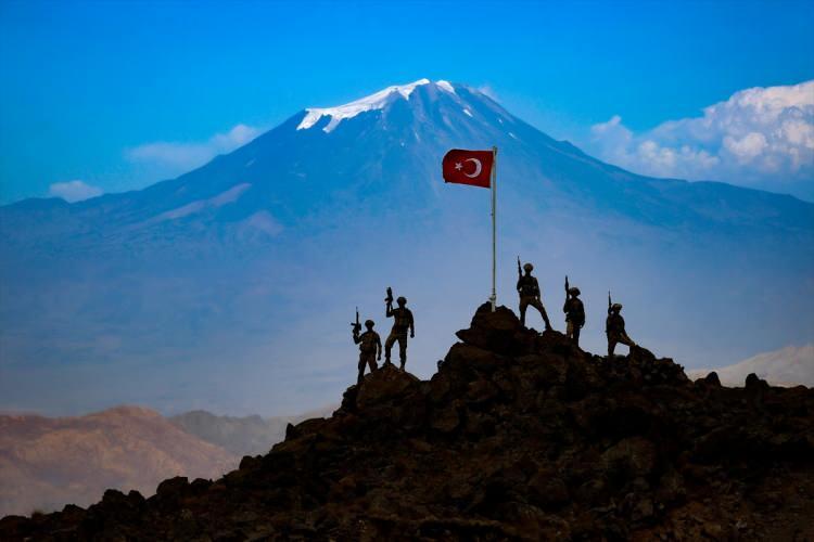 <p>Van'da terör örgütü PKK'ya karşı gerçekleştirilen başarılı operasyonlarla teröristlerden temizlenen Tendürek Dağı bölgesi, doğal güzellikleriyle dağcılara ve doğaseverlere ev sahipliği yapacak. Güvenlik güçlerinin yıllardır dondurucu soğuğa, kavurucu sıcağa rağmen yürüttükleri terörle mücadele sayesinde güvenliğin sağlandığı Tendürek Dağı'nın zirvesine Türk bayrağı dikildi. Terör saldırıları nedeniyle yıllardır saklı kalan zirvedeki krater gölü ile diğer doğal güzelliklerin turizme kazandırılması için de çalışmalar başlatıldı. Volkanik yapıları ve engebeli coğrafyasıyla yıllarca teröristlerin barınma alanı olarak kullandığı bölgenin güvenli hale getirilmesi amacıyla Jandarma ve hudut birlikleri, komandolar, emniyet güçleri, güvenlik korucuları 7 gün 24 saat görev yaptı. </p>
