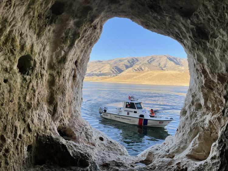 <p>Batman İl Jandarma Komutanlığı bünyesinde geçen yıl kurulan Hasankeyf Jandarma Asayiş Bot Komutanlığı, Ilısu Prof. Dr. Veysel Eroğlu Baraj Gölü'nde 7 gün 24 saat güvenliği sağlıyor. Baraj gölünde deniz araçlarını denetleyen bot timi ayrıca sit alanlarının kontrolü ile kültür ve tabiat varlıklarını koruyor.</p>