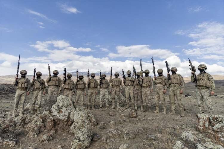 <p>Ağrı İl Jandarma Komutanlığında görevli komandolar, Türkiye'nin en yüksek noktası Ağrı Dağı'nda kış öncesi "ara bul yok et" parolasıyla operasyonlar düzenliyor. Zorlu operasyonlara "daima hazır" olmak için eğitimlerini aksatmayan ve Ağrı Dağı bölgesinin hakim noktalarında teyakkuzda olan komandolar, helikopter destekli tatbikat yaptı.</p>
