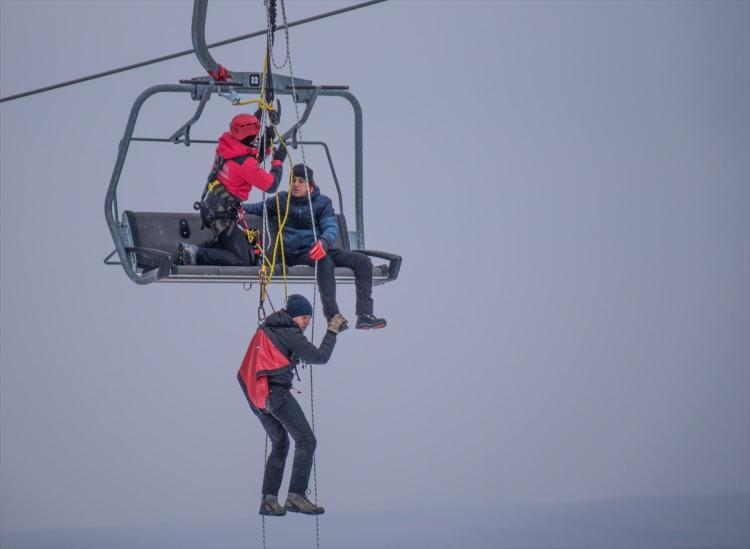 <p>Türkiye'nin önemli kayak merkezlerinden Kars'taki Cıbıltepe'de görev yapan Jandarma Arama Kurtarma (JAK) timleri, turistlerin güven içinde tatil yapması için hazırlıklarını tamamladı. Halat yardımıyla telesiyeje çıkan timler, 20 metre yükseklikte mahsur kalan iki turisti güvenle piste indirdi.</p>