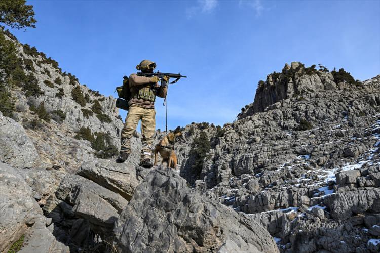 <p>Van'da terör örgütü PKK'ya ve kaçakçılara yönelik başarılı operasyonlar gerçekleştiren İl Jandarma Komutanlığı ekipleri, geçen yıl 150'nin üzerinde sığınak tespit etti, çok sayıda silah, binlerce fişek, yüklü miktarda yaşam malzemesi ele geçirdi. Başta terörle mücadele olmak üzere, yasa dışı geçişlerin önlenmesi, düzensiz göçle mücadele, uyuşturucu ve kaçakçılığın önlenmesi, suçluların yakalanması konusunda 7 gün 24 saat esasıyla görev yapan jandarma ekipleri, teknolojinin tüm imkanlarını kullanarak bölgenin huzur ve güvenliği için çaba gösteriyor.</p>