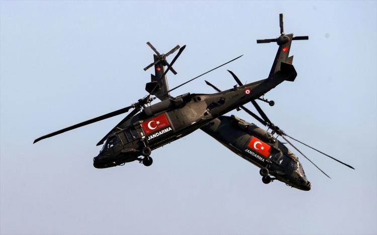 <p>Dünyanın en büyük havacılık, uzay ve teknoloji festivali TEKNOFEST, beşinci gününde Atatürk Havalimanı'nda devam etti. Festival kapsamında Jandarma Genel Komutanlığı'nın "Çelik Kanatlar" akrobasi timi de gösteri yaptı.</p>