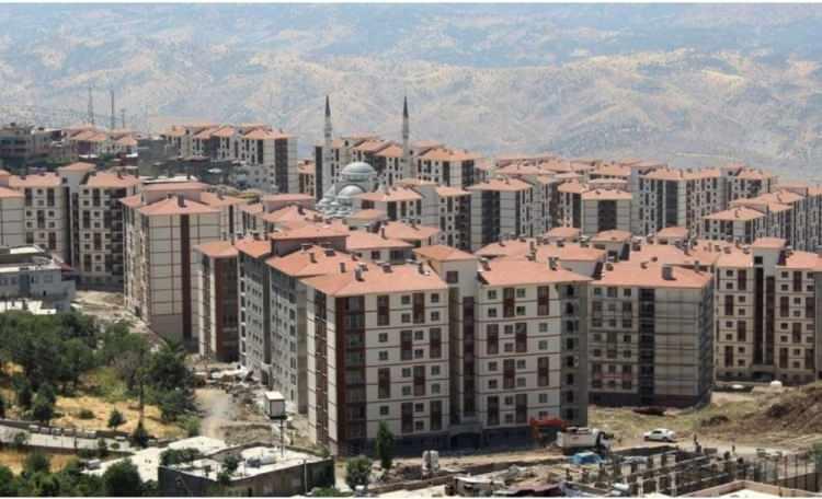 <p>Bazı durumlarda sözleşme bitimince ücret gibi bir takım konularda kiracılarla anlaşamayan ev ve iş yeri sahipleri, kiracılarını tahliye etmek isteyebiliyor. </p>