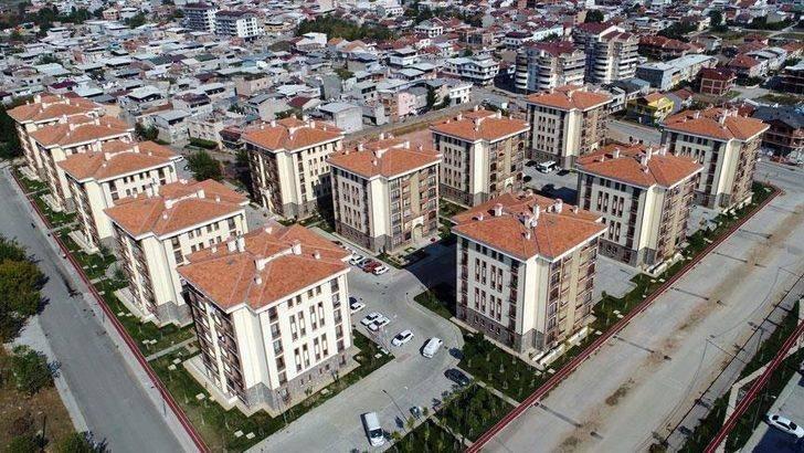 <p><strong>“TARAFLARIN YAZILI İMZA BULUNAN BİR BELGE ALINMALIDIR”</strong></p>

<p>Avukat Ali Alper Tüfekçi, yazılı sözleşmelerde dikkat edilmesi gereken bazı noktalara değindi. Kiranın ödenme şekilleriyle ilgili bilgiler de veren Tüfekçi, “Yazılı sözleşme yapılmak istenirken özellikle sözleşmelere eklenen ‘Kiracı, kira dönemi sonunda kiralananda oturmaya devam etmek isterse TEFE-TÜFE ortalamasındaki zammı şimdiden kabul ve taahhüt eder’ maddesine dikkat edilmelidir. </p>
