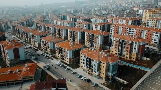 <p>Bunun yerine 'Kiracı kira dönemi sonunda kiralananda oturmaya devam etmek isterse yeni kira oranının yıl sonu açıklanan TEFE-TÜFE ortalaması oranında artırılıp karşılıklı taraflarca hesaplanıp anlaşıldığı durumda, yeni kira oranına göre ek kira sözleşmesi hazırlanıp taraflarca imzalanacaktır' şeklinde madde koymak daha koruyucu nitelikte olacaktır.</p>
