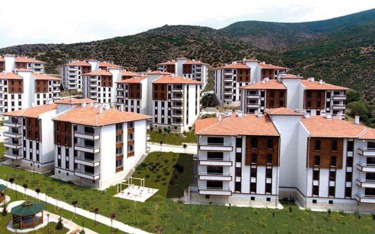 <p> Kira hususunda değinilmesi gereken bir diğer husus kira bedelinin ödeme şeklidir. Ev sahipleri kirayı bankadan yatırılmasından ziyade elden almak istediğini belirtebilir. Bu gibi durumlarda ödenen bedel karşılığı yazılı ve tarafların imzası bulunan bir belge alınmalıdır. </p>
