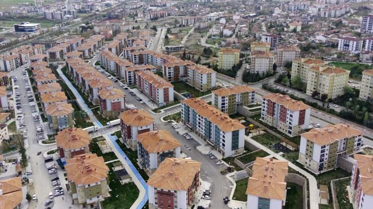 <p>Zira elden para ödendiğinde parasını almadığını iddia eden ev sahibine karşı kiracının elinde yazılı bir delil bulunmadıkça Yargıtay içtihatlarına göre de kira bedeli ödenmemiş kabul edilmektedir.</p>

