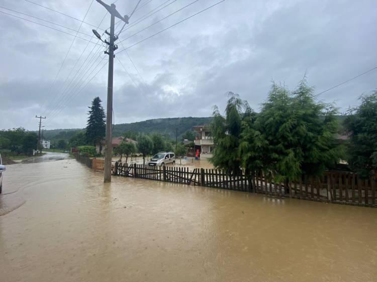 <p><strong>DÜZCE'DE SU BASKINI</strong></p>
<p>Düzce'nin Akçakoca, Cumayeri, Gümüşova ve Gölyaka ilçelerinde sabah saatlerinde başlayan sağanak nedeniyle bazı köylerde su baskınları yaşandı.</p>