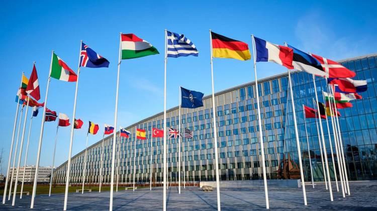 <p>Euractiv haber sitesine göre ise, Avrupalı şirketlerden <strong>Belçika’dan FN Herstal, Fransız-İtalyan MBDA, Finlandiya’dan Patria, Almanya’dan Rheinmetall, Norveç’ten Nammo, Alman KMW ile Fransız Nexter’in birleşmesi olan KNDS ve İtalya’dan Leonardo</strong> firmaları davetliler arasında.</p>