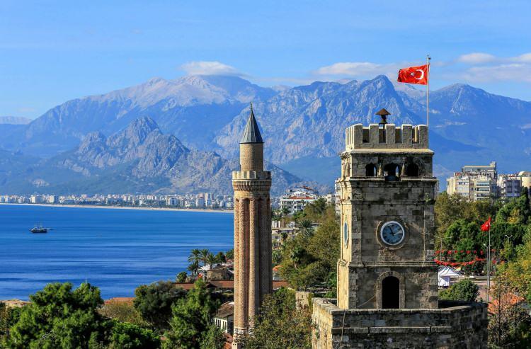 <p>Detaylı 3 boyutlu model üzerinde deneysel araştırmalardan elde edilen veriler doğrultusunda, Yivli Minare'nin 35 santimetre güneye doğru yatık olduğu ve yükseldikçe ekseninden kaydığı belirtildi. Çalışmada, Yivli Minare'ye ait güçlendirme projelerinin hazırlanarak ivedi şekilde uygulanması gerektiği sonucuna varıldı.</p>