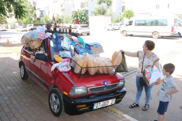 <p>ünde 200 ekmek dağıtıyorum. Otomobilimi ona göre dizayn ettirdim. Bir insan bana yıllar önce gelerek ‘Hocam bana ekmek alabilir misin’ dedi. </p>