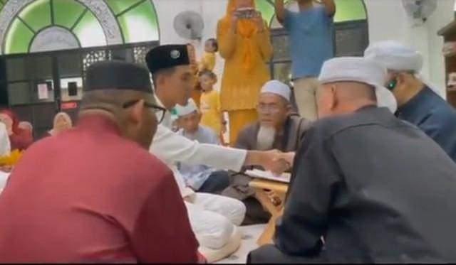 <p><strong>Lanna eşinin annesinin vefat etmesi &uuml;zerine sabah saatlerinde cenaze t&ouml;renine katılmak zorunda kaldıklarını a&ccedil;ıkladı. Damat İkmal acı kaybına rağmen geline olan bağlılığını sabah annesinin cenazesine katıldıktan sonra akşamına d&uuml;ğ&uuml;ne giderek g&ouml;stermesi herkesi şoke etti.</strong></p>
