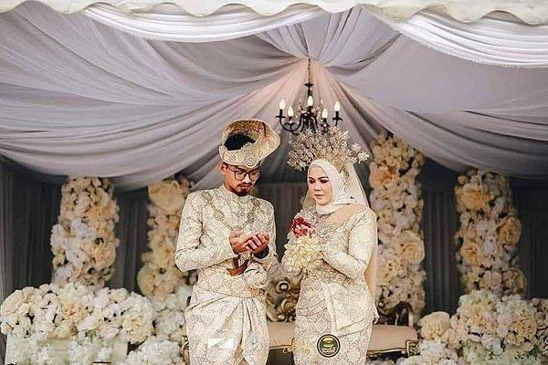 <p><strong>Bir&ccedil;ok sosyal medya kullanıcısı Malezyalı &ccedil;iftini&nbsp;cenaze g&uuml;n&uuml; d&uuml;ğ&uuml;n yaptıklarından dolayı eleştirdi.</strong></p>
