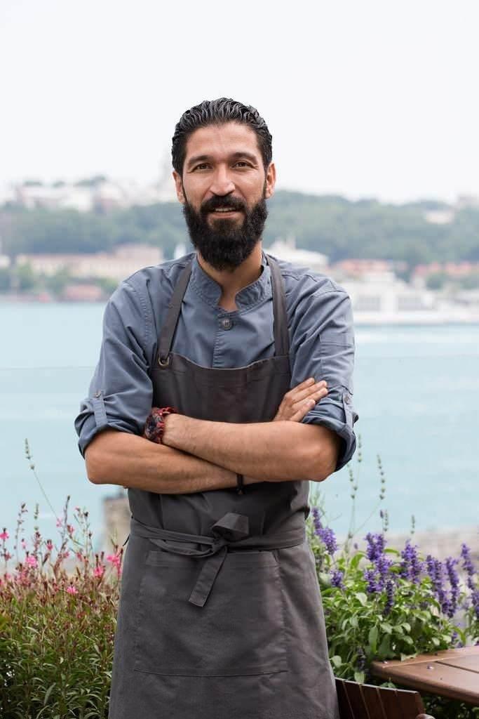 <p><span style="color:#FF0000"><em><strong>İşte MasterChef yeni jürisi Yılmaz Öztürk'ün hayatı...</strong></em></span></p>