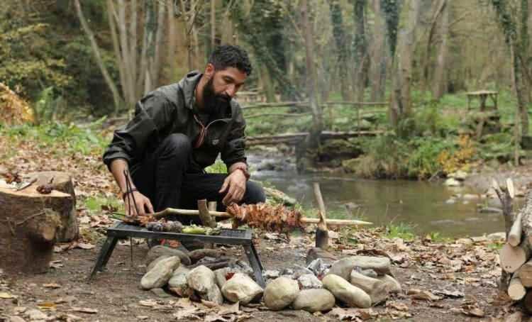 <p><span style="color:#000000"><strong>Daha önce MasterChef yarışmasına konuk jüri olarak katılan ünlü şef aynı zamanda TRT Belgesel'de yayımlanan 'Açık Ateş' programını sundu.</strong></span></p>